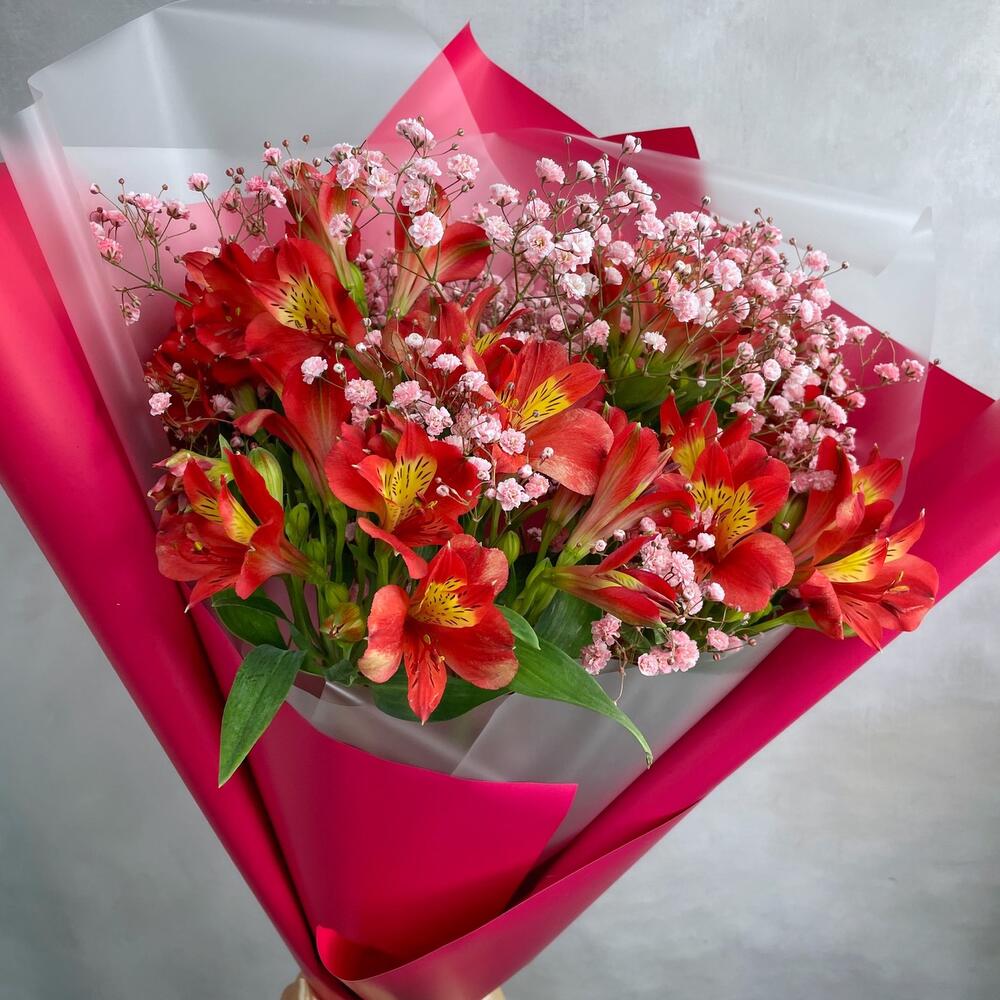 Букет альстромерий с гипсофилой