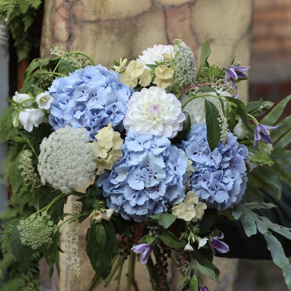 Акварельная палитра, букет с гортензией и георгинами