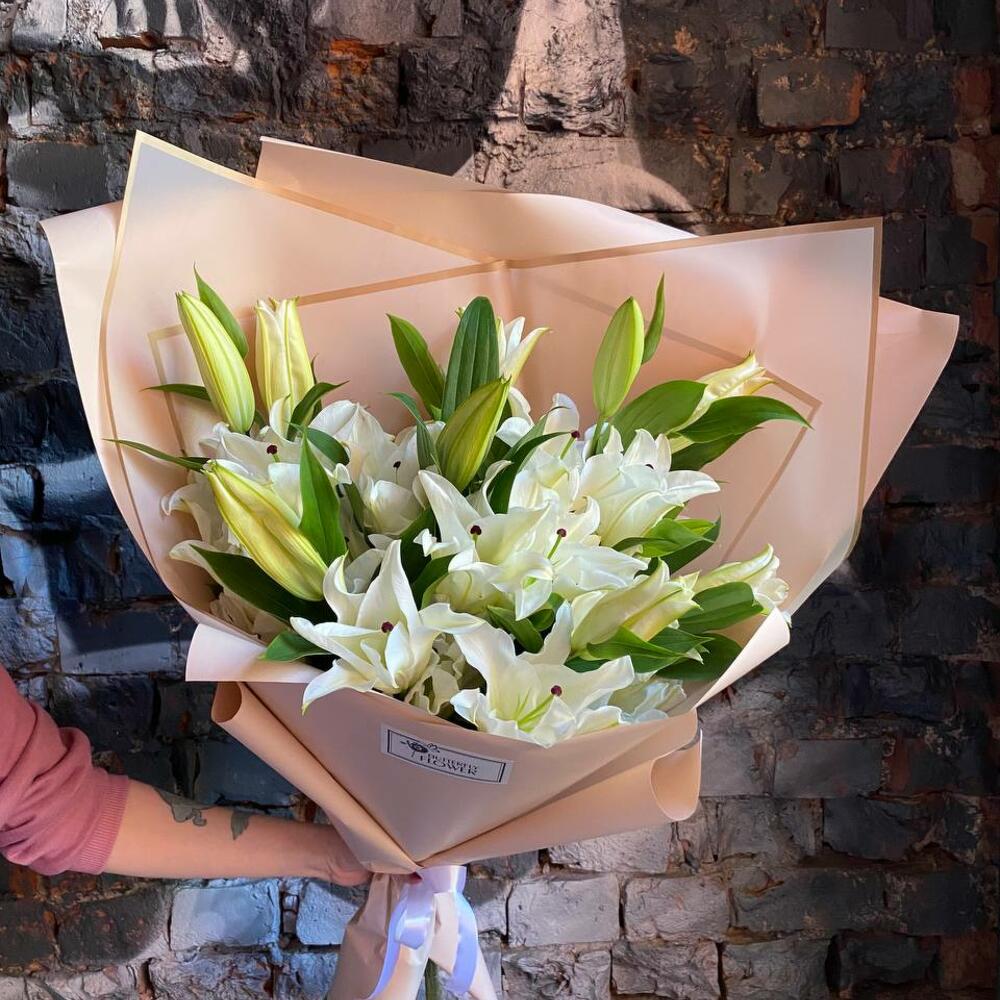 Букет из 7 белых лилий в стильной упаковке 