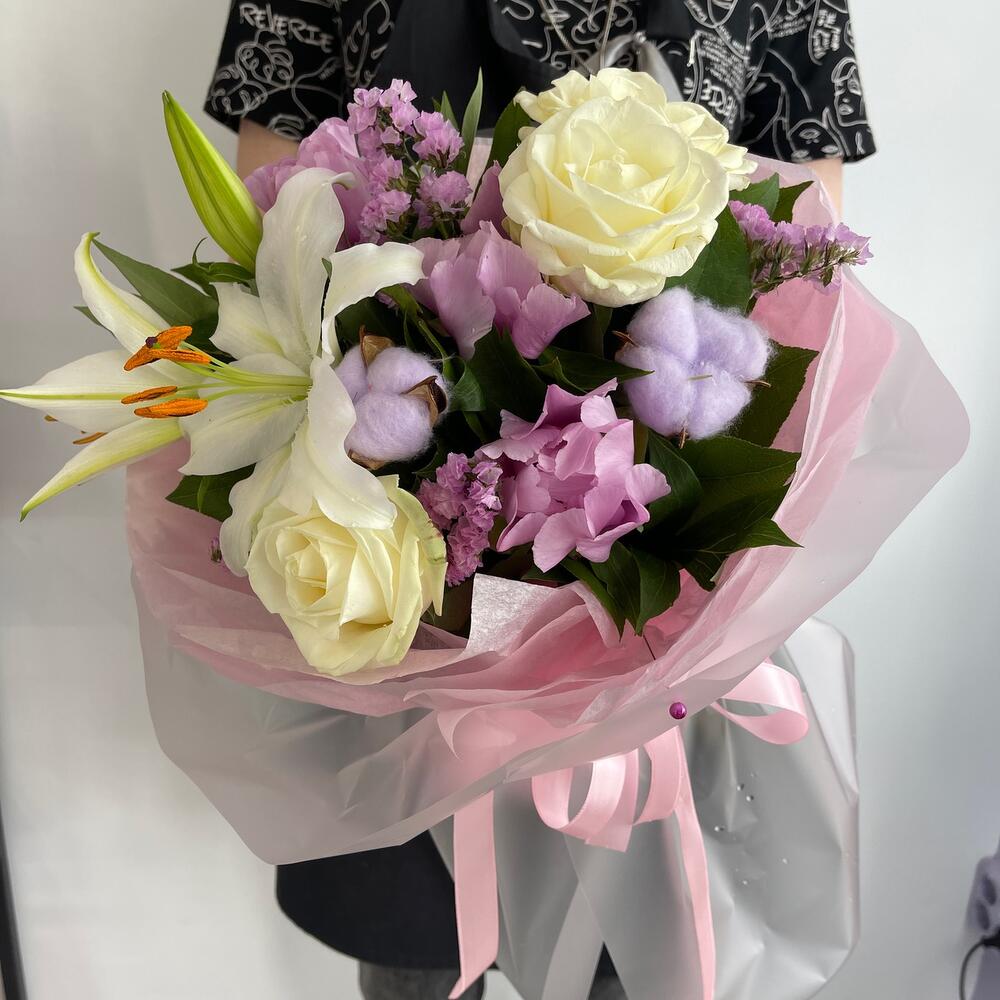 Авторский букет с пионом, лилией и розой