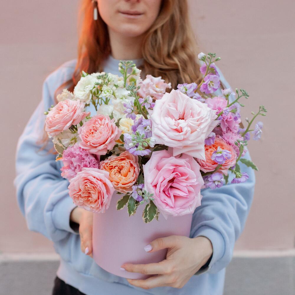 Шляпная коробка с садовыми розами Пинк Охара и маттиолой, розой Джульетта