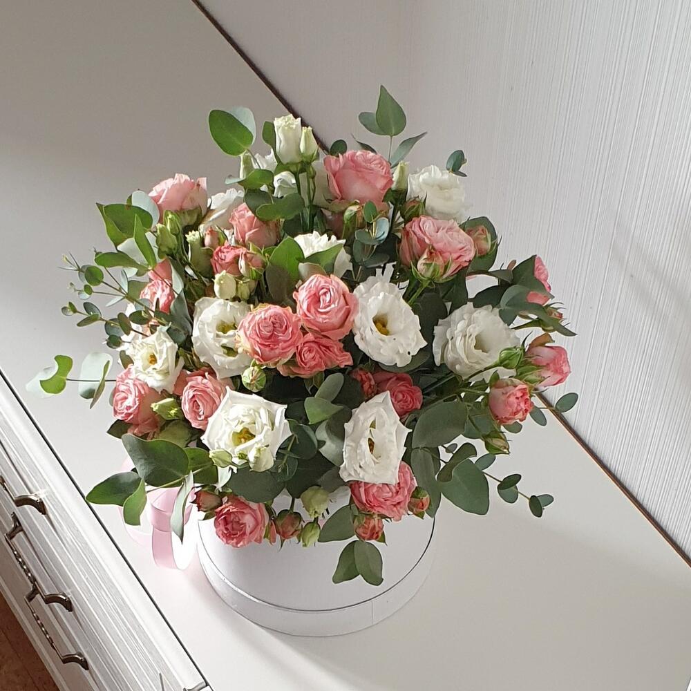 Цветы в коробке из кустовой розы, лизиантуса и эвкалипта