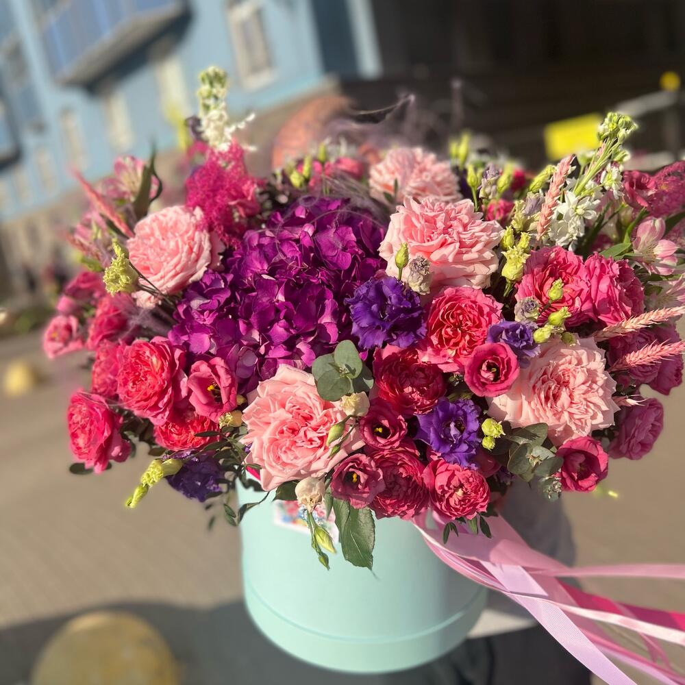 Цветы в коробке с гортензией,пион розами,матиолой,альстромерией,эустомой,колосьями пшеницы и эвкалиптом