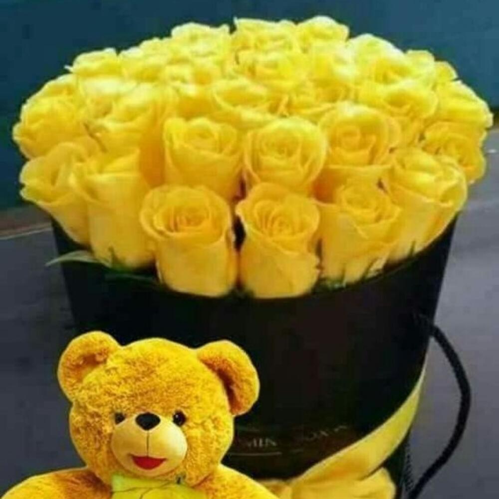 Цветы в коробке с мягкой игрушкой