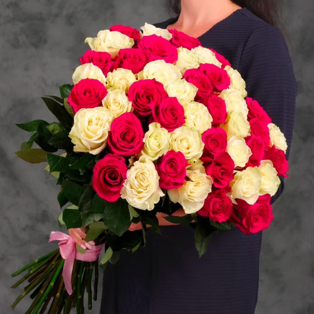 Букет из 45 белых и розовых роз