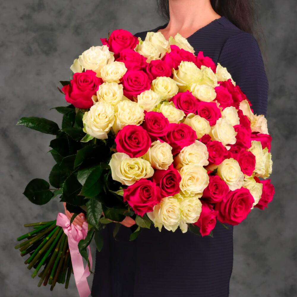 Букет 55 белых и розовых роз