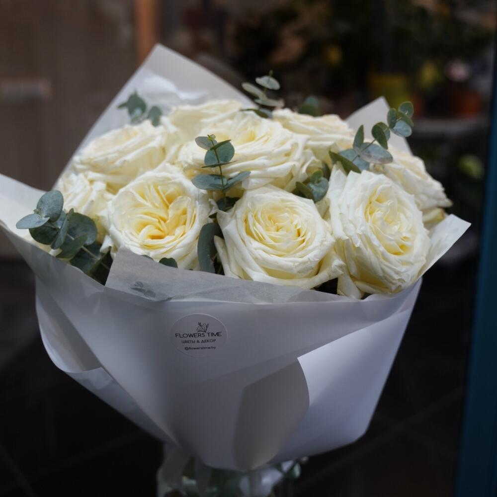 Букет из нежных пионовидных роз и эвкалипта