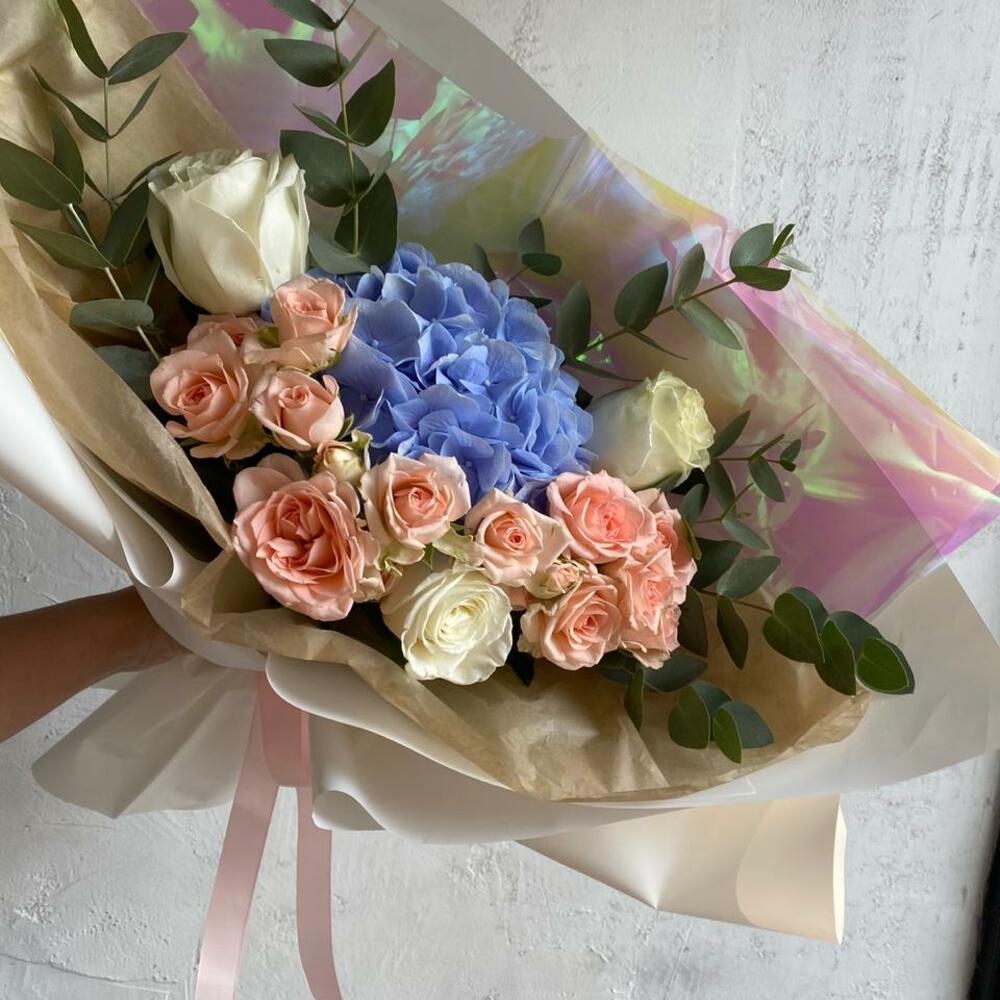 Букет с гортензией и розами