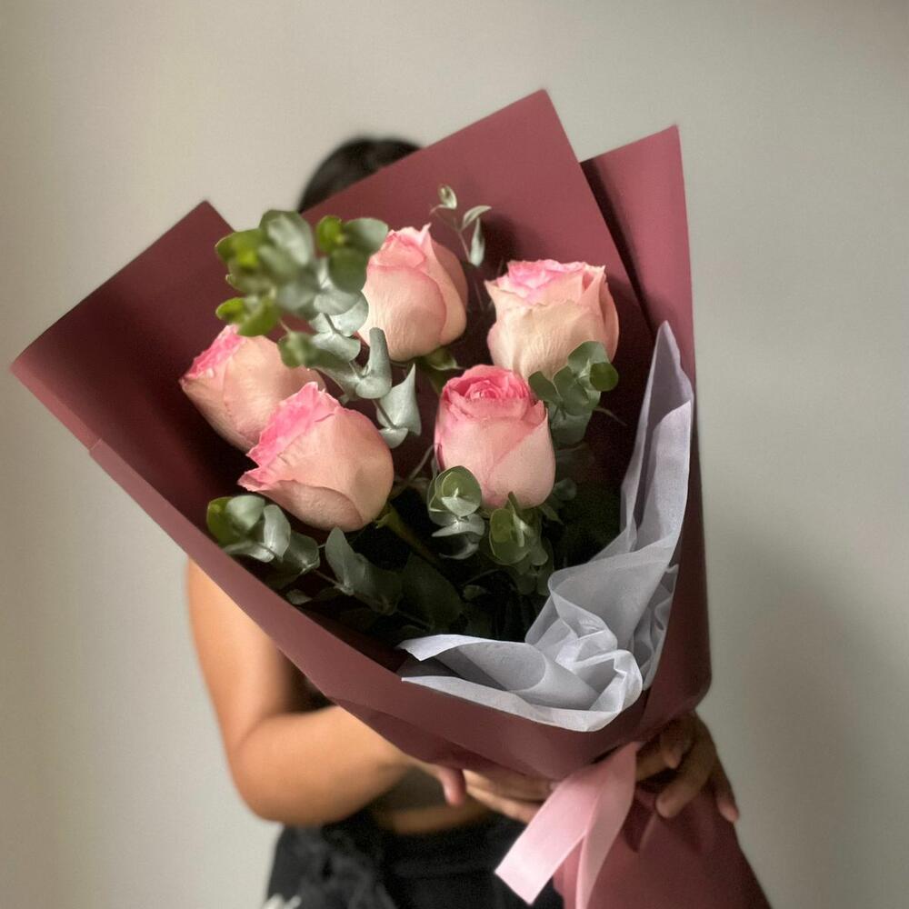 Букет из 5 розовых роз с эвкалиптом