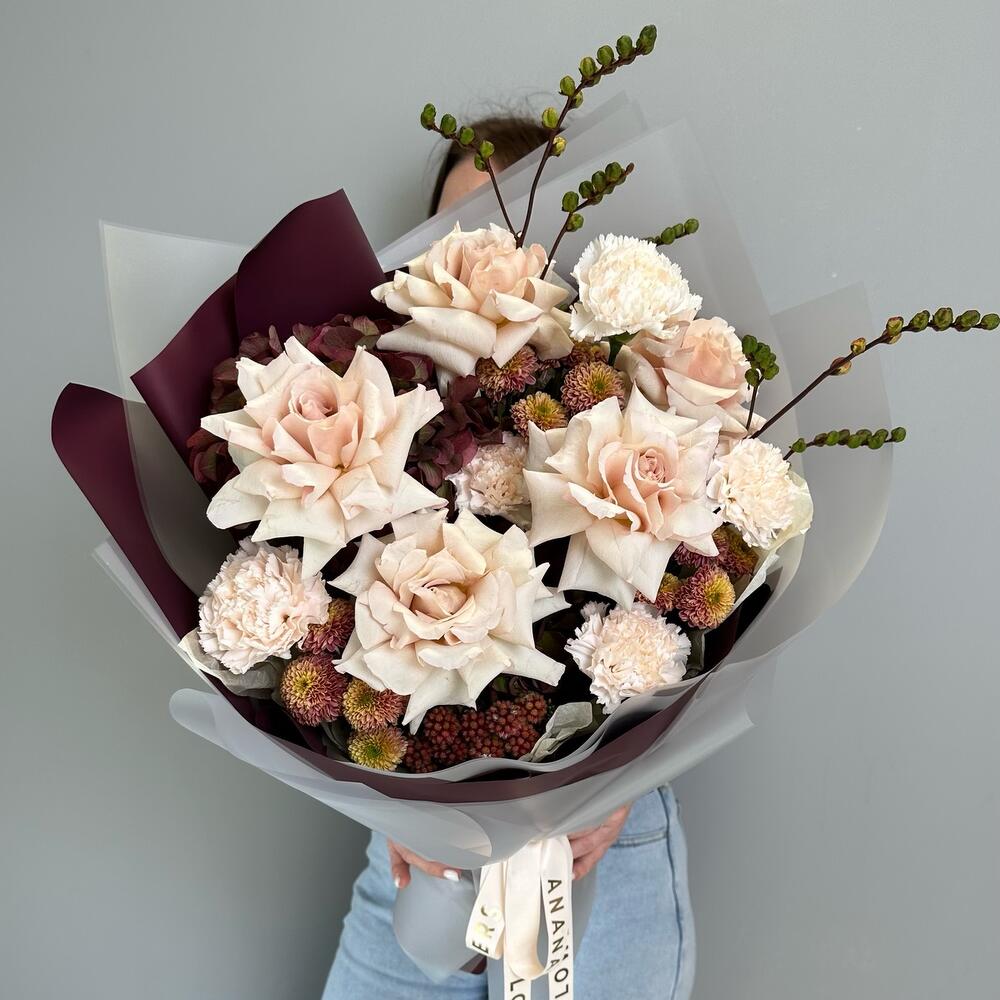 Осенний авторский букет с сортовыми розами, гортензией и крокосмией