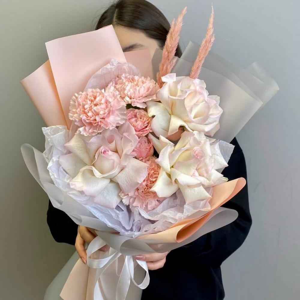 Авторский букет с нежно-розовыми розами