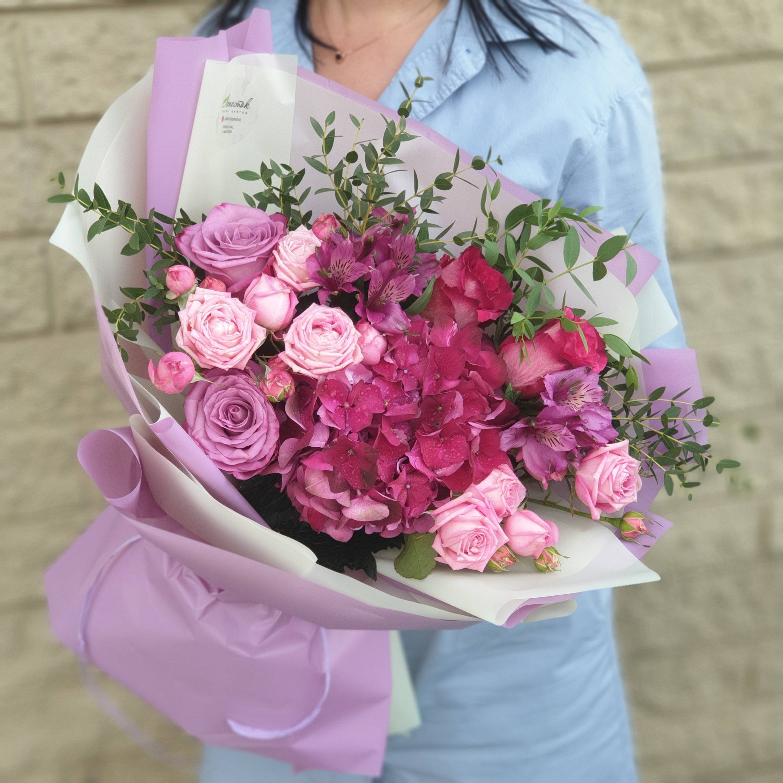 Букет из гортензии и пионовидных роз