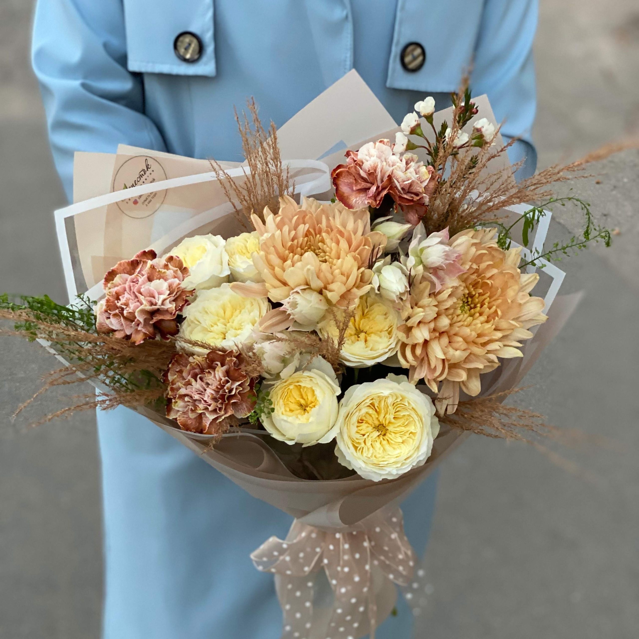 Букет из одноголовой хризантемы Аленка, пионовидных роз и гвоздики