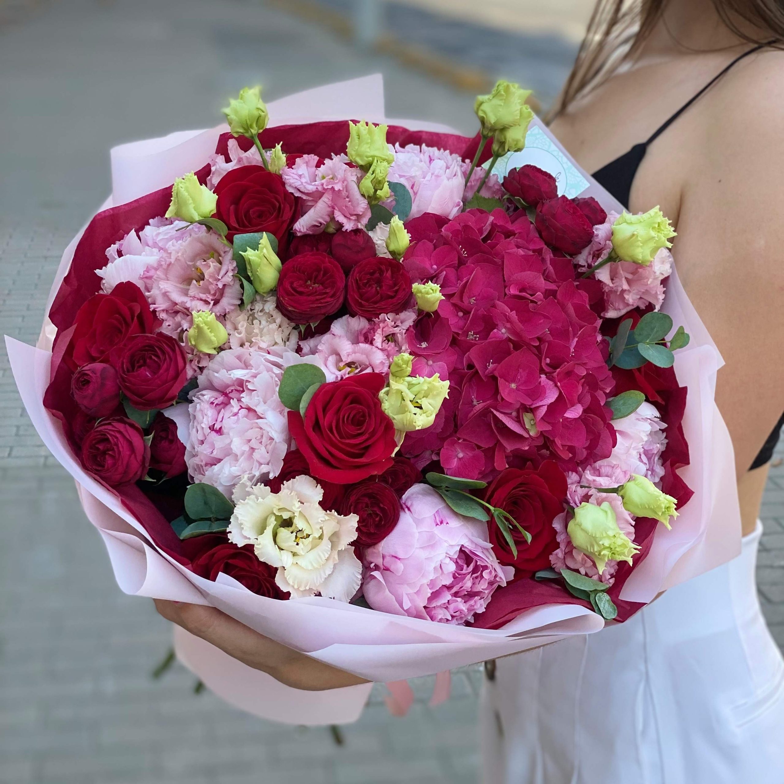 Букет из пионов, гортензии и пионовидных роз